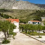 Family Friendly Seaside - Omis - 8668