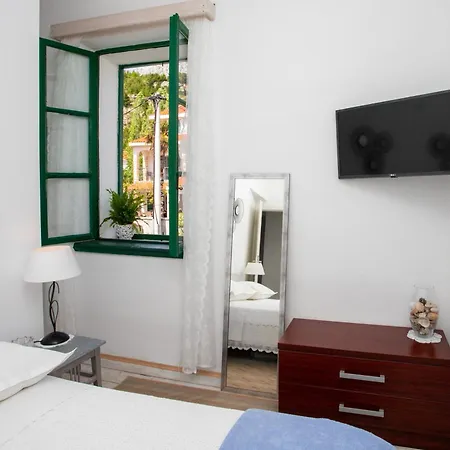 Family Friendly Seaside - Omis - 8668 Apartman Duće