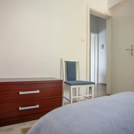 Family Friendly Seaside - Omis - 8668 Apartman